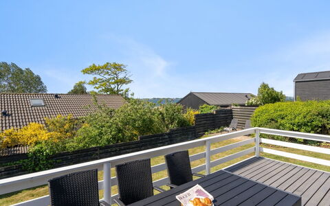 Wrange - 150M from the Sea: Dach, Haus, Grundstueck, Zuhause, Hütte, Estate, Gartenbauten, Schatten, Blockhaus, Landscaping