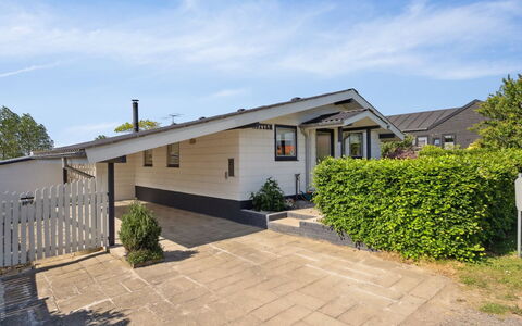Wrange - 150M from the Sea: Dach, Haus, Grundstueck, Zuhause, Hütte, Estate, Gartenbauten, Schatten, Blockhaus, Landscaping
