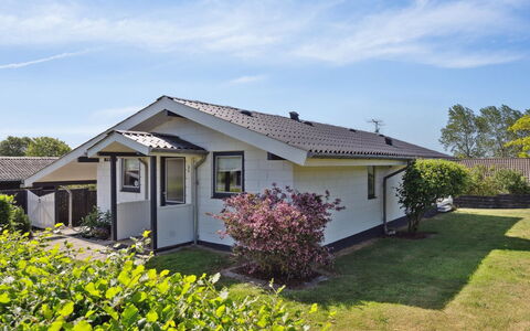 Wrange - 150M from the Sea: Dach, Haus, Grundstueck, Zuhause, Hütte, Estate, Gartenbauten, Schatten, Blockhaus, Landscaping