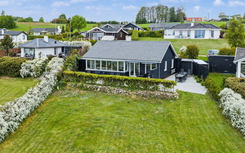Annalia - 50M from the Sea: Holz, Garten, Hinterhof, Grundstueck, Zuhause, Dach, Schatten, Deck, Hartholz, Garten