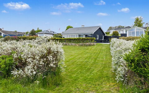 Annalia - 50M from the Sea: Holz, Garten, Hinterhof, Grundstueck, Zuhause, Dach, Schatten, Deck, Hartholz, Garten