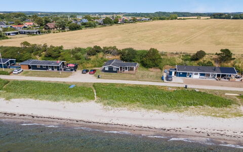 Bertold - 20M from the Sea: Blau, Strauch, Hütte, Ground, Garten, Estate, Schatten, Landscaping, Bauernhaus, Eco Hotel
