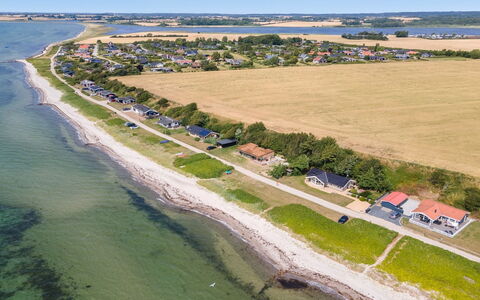 Bertold - 20M from the Sea: Blau, Strauch, Hütte, Ground, Garten, Estate, Schatten, Landscaping, Bauernhaus, Eco Hotel