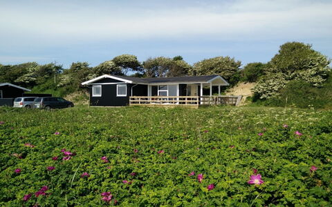 Bertold - 20M from the Sea: Blau, Strauch, Hütte, Ground, Garten, Estate, Schatten, Landscaping, Bauernhaus, Eco Hotel