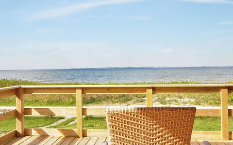 Bertold - 20M from the Sea: Blau, Strauch, Hütte, Ground, Garten, Estate, Schatten, Landscaping, Bauernhaus, Eco Hotel