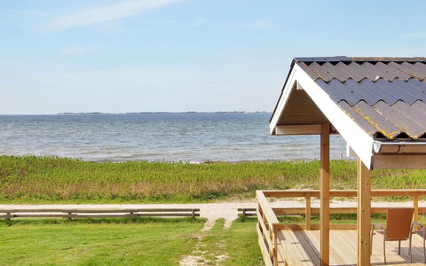 Bertold - 20M from the Sea: Blau, Strauch, Hütte, Ground, Garten, Estate, Schatten, Landscaping, Bauernhaus, Eco Hotel
