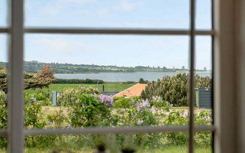 Ginnie - 300M from the Sea: Blau, Strauch, Hütte, Ground, Garten, Estate, Schatten, Landscaping, Bauernhaus, Eco Hotel