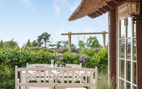 Ginnie - 300M from the Sea: Blau, Strauch, Hütte, Ground, Garten, Estate, Schatten, Landscaping, Bauernhaus, Eco Hotel