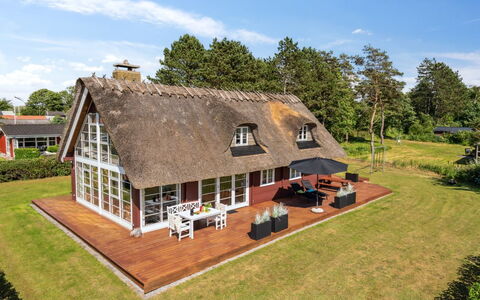Ginnie - 300M from the Sea: Blau, Strauch, Hütte, Ground, Garten, Estate, Schatten, Landscaping, Bauernhaus, Eco Hotel