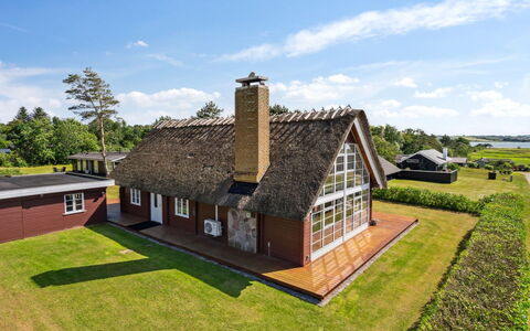 Ginnie - 300M from the Sea: Blau, Strauch, Hütte, Ground, Garten, Estate, Schatten, Landscaping, Bauernhaus, Eco Hotel