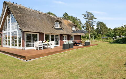 Ginnie - 300M from the Sea: Blau, Strauch, Hütte, Ground, Garten, Estate, Schatten, Landscaping, Bauernhaus, Eco Hotel