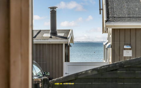 Loella - 35M from the Sea: Dach, Haus, Zuhause, Hütte, Tür, Abstellgleis, Deck, Veranda, Planke, Hartholz