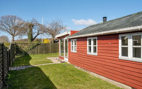 Loella - 35M from the Sea: Dach, Haus, Zuhause, Hütte, Tür, Abstellgleis, Deck, Veranda, Planke, Hartholz
