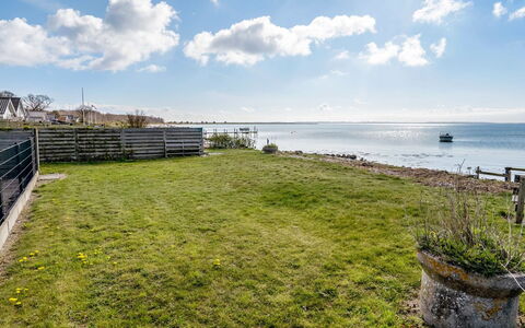 Loella - 35M from the Sea: Dach, Haus, Zuhause, Hütte, Tür, Abstellgleis, Deck, Veranda, Planke, Hartholz