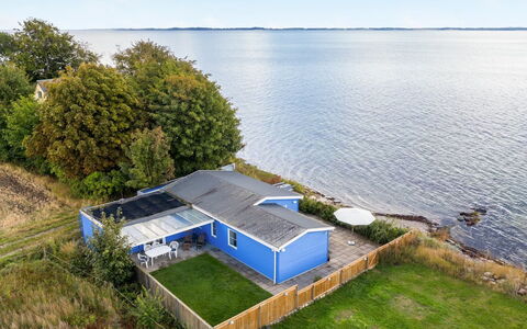 Tana - 5M from the Sea: Blau, Strauch, Hütte, Ground, Garten, Estate, Schatten, Landscaping, Bauernhaus, Eco Hotel