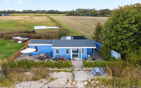 Tana - 5M from the Sea: Blau, Strauch, Hütte, Ground, Garten, Estate, Schatten, Landscaping, Bauernhaus, Eco Hotel