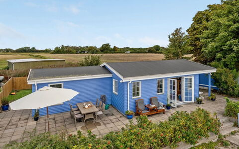 Tana - 5M from the Sea: Blau, Strauch, Hütte, Ground, Garten, Estate, Schatten, Landscaping, Bauernhaus, Eco Hotel
