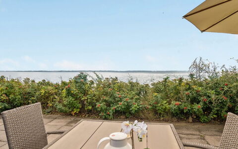 Tana - 5M from the Sea: Blau, Strauch, Hütte, Ground, Garten, Estate, Schatten, Landscaping, Bauernhaus, Eco Hotel