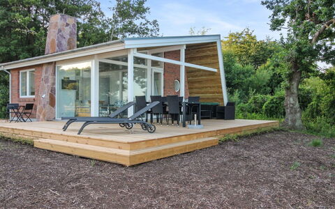 Sasser - 10M from the Sea: Blau, Strauch, Hütte, Ground, Garten, Estate, Schatten, Landscaping, Bauernhaus, Eco Hotel