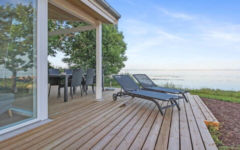 Sasser - 10M from the Sea: Blau, Strauch, Hütte, Ground, Garten, Estate, Schatten, Landscaping, Bauernhaus, Eco Hotel