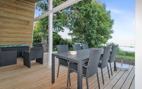 Sasser - 10M from the Sea: Blau, Strauch, Hütte, Ground, Garten, Estate, Schatten, Landscaping, Bauernhaus, Eco Hotel