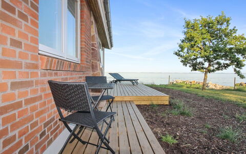Sasser - 10M from the Sea: Blau, Strauch, Hütte, Ground, Garten, Estate, Schatten, Landscaping, Bauernhaus, Eco Hotel