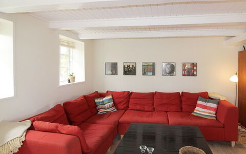 Harre - 300M from the Sea: Möbel, Couch, Interior Design, Flooring, Fussboden, Wand, Holz, Wohnzimmer, Decke, Zimmer