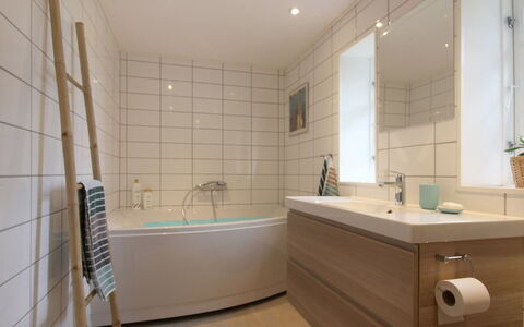 Harre - 300M from the Sea: Badezimmer, Flooring, Interior Design, Armatur, Fussboden, Badewanne, Bad Sink, Zapfhahn, Sinken, Installation