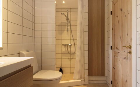 Harre - 300M from the Sea: Flooring, Fussboden, Wand, Interior Design, Holz, Armatur, Bad Sink, Badezimmer, Toilleten Sitz, Zimmer