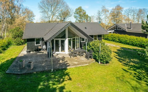 Maira - 150M from the Sea: Haus, Zuhause, Dach, Hütte, Estate, Rasen, Garten, Landscaping, Vorort, Abstellgleis