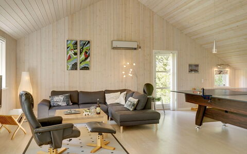 Maira - 150M from the Sea: Möbel, Interior Design, Flooring, Holz, Couch, Fussboden, Wohnzimmer, Holzboden, Decke, Zuhause