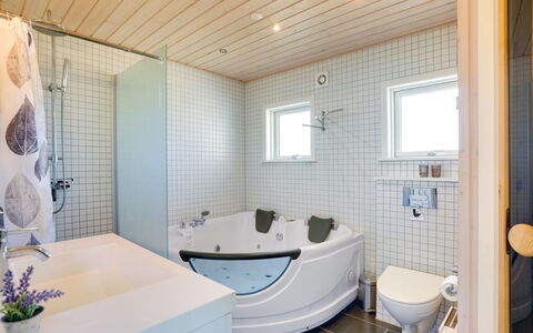 Maira - 150M from the Sea: Armatur, Interior Design, Flooring, Badewanne, Badezimmer, Decke, Fussboden, Installation, Zapfhahn, Zuhause