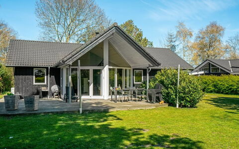 Maira - 150M from the Sea: Haus, Zuhause, Dach, Hütte, Estate, Abstellgleis, Garten, Schatten, Rasen, Auffahrt