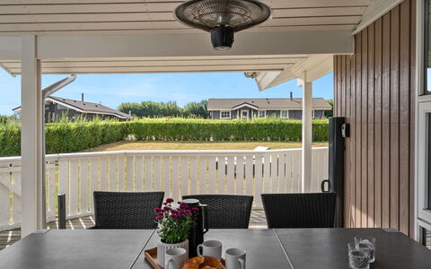 Stefanka - 600M from the Sea: Dach, Haus, Zuhause, Hütte, Tür, Abstellgleis, Deck, Veranda, Planke, Hartholz