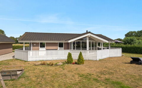 Stefanka - 600M from the Sea: Dach, Haus, Zuhause, Hütte, Tür, Abstellgleis, Deck, Veranda, Planke, Hartholz