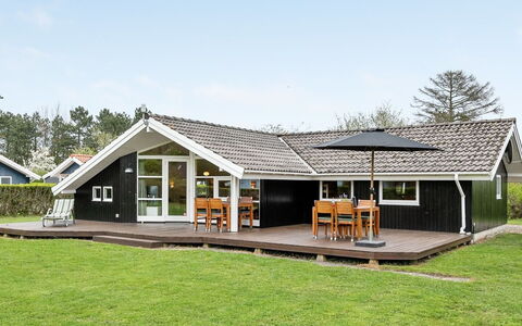 Tore - 200M from the Sea: Dach, Haus, Zuhause, Hütte, Abstellgleis, Estate, Auffahrt, Gartenbauten, Garten, Schuppen