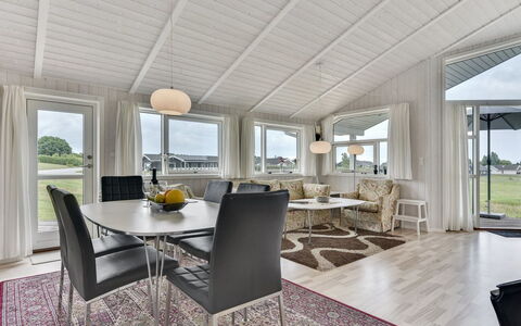 Sisko - 600M from the Sea: Decke, Fussboden, Zuhause, Light Fixture, Design, Holzboden, Hartholz, Wohnzimmer, Küche & Esszimmer Tisch, Villa