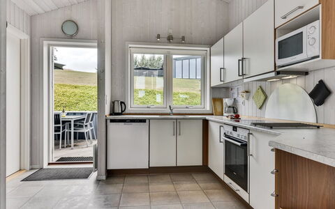 Sisko - 600M from the Sea: Zuhause, Küche, Küchengerät, Major Appliance, Decke, Haushaltsgerät, Countertop, Zapfhahn, Spüle, Hartholz