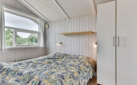 Sisko - 600M from the Sea: Schlafzimmer, Holz, Bett, Bettdecke, Decke, Bedding, Interior Design, Flooring, Linens, Fussboden