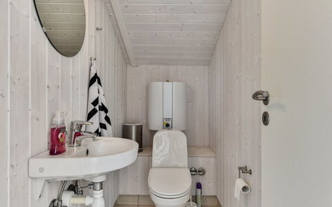 Sisko - 600M from the Sea: Armatur, Holz, Flooring, Fussboden, Badezimmer, Interior Design, Sinken, Toilette, Installation, Toilleten Sitz