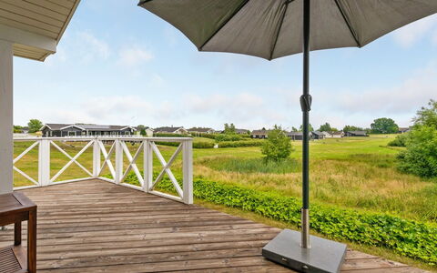 Sisko - 600M from the Sea: Gartenmöbel, Tisch Im Freien, Regenschirm, Deck, Schatten, Stuhl, Garten, Planke, Holzboden, Hartholz