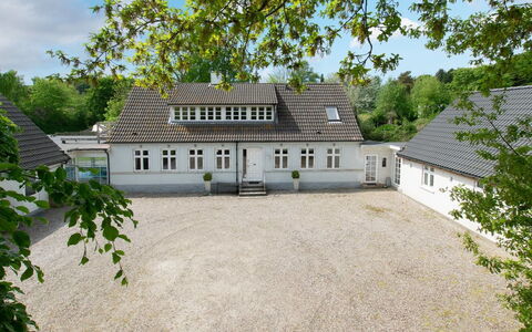 Gunhilda - 200M from the Sea: Dach, Haus, Zuhause, Hütte, Tür, Abstellgleis, Deck, Veranda, Planke, Hartholz