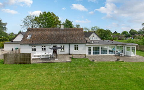 Gunhilda - 200M from the Sea: Dach, Haus, Zuhause, Hütte, Tür, Abstellgleis, Deck, Veranda, Planke, Hartholz