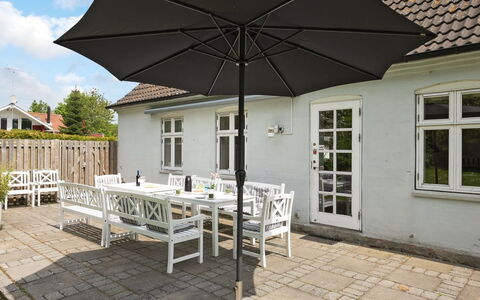 Gunhilda - 200M from the Sea: Dach, Haus, Zuhause, Hütte, Tür, Abstellgleis, Deck, Veranda, Planke, Hartholz