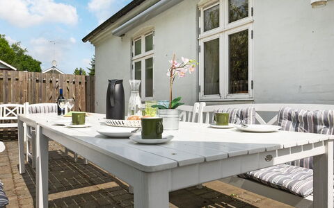 Gunhilda - 200M from the Sea: Dach, Haus, Zuhause, Hütte, Tür, Abstellgleis, Deck, Veranda, Planke, Hartholz