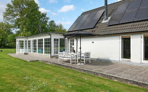 Gunhilda - 200M from the Sea: Dach, Haus, Zuhause, Hütte, Tür, Abstellgleis, Deck, Veranda, Planke, Hartholz