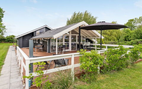 Flicka - 275M from the Sea: Hütte, Zuhause, Haus, Dach, Veranda, Estate, Abstellgleis, Gartenbauten, Bauernhaus, Garten