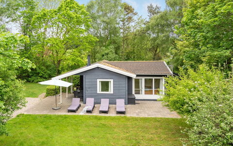 Felisa - 300M from the Sea: Möbel, Interior Design, Flooring, Holz, Fussboden, Decke, Holzboden, Stuhl, Tabelle, Beleuchtung