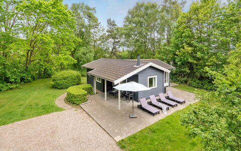 Felisa - 300M from the Sea: Möbel, Interior Design, Flooring, Holz, Fussboden, Decke, Holzboden, Stuhl, Tabelle, Beleuchtung