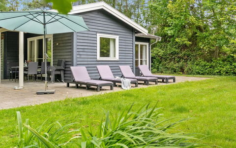 Felisa - 300M from the Sea: Möbel, Interior Design, Flooring, Holz, Fussboden, Decke, Holzboden, Stuhl, Tabelle, Beleuchtung